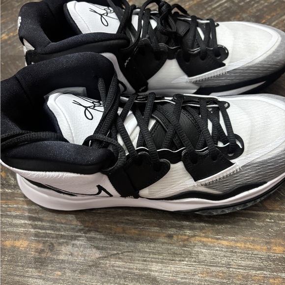 Nike Kylie Infinity men’s 9.5 new in box
